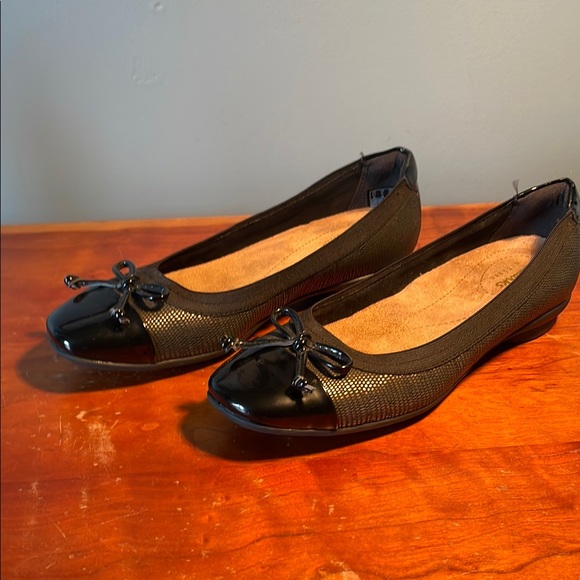 Clarks Shoes - Black/bronze Women's Flats Clark’s size 5